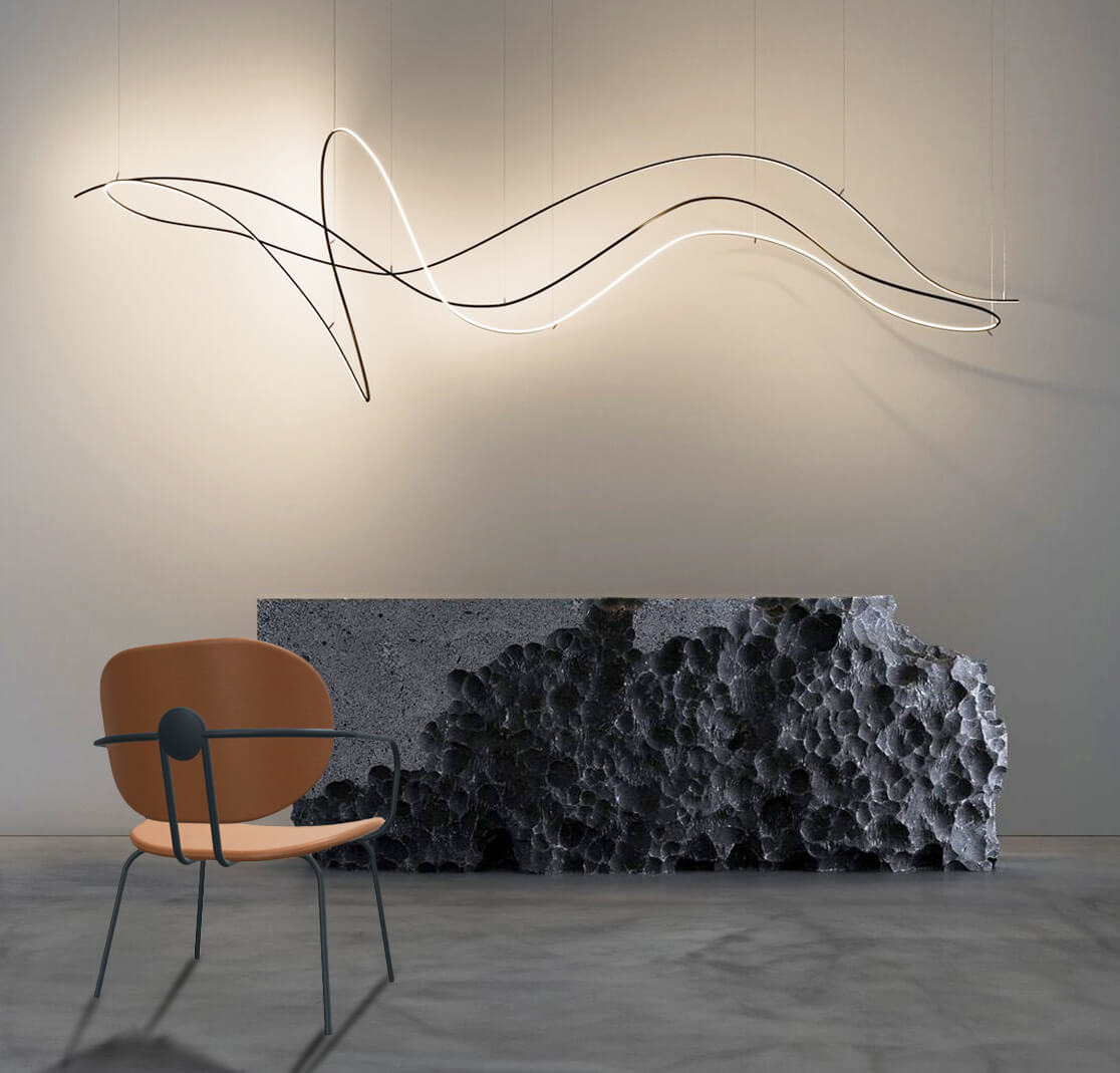 Lámpara escultural Klus y silla de Ondarreta