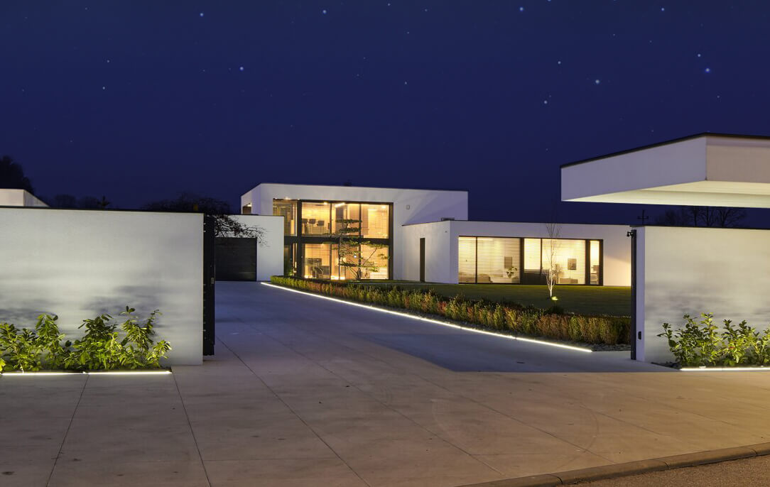 Iluminación decorativa en entrada a chalet