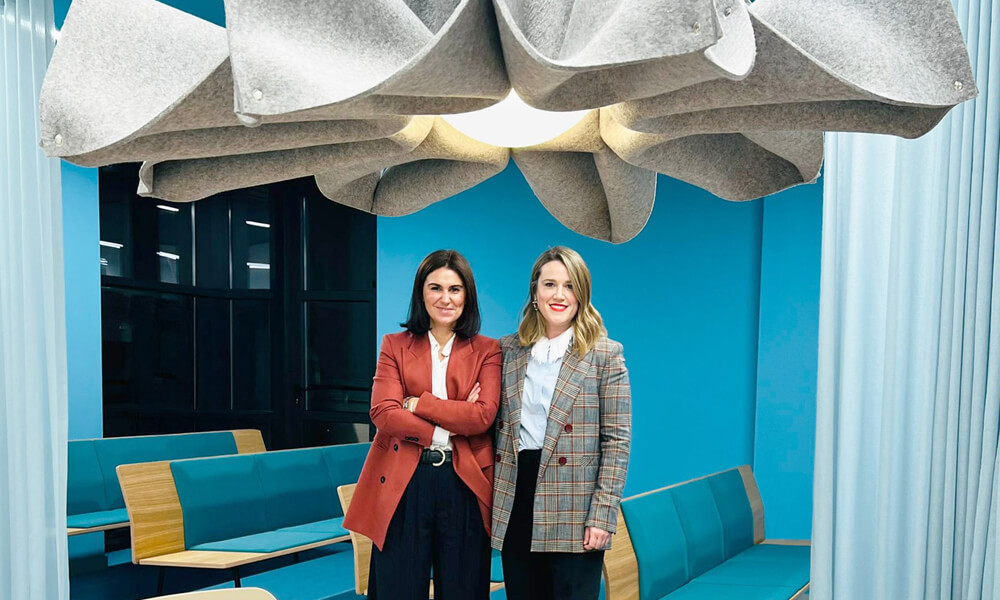 Fuertes Santamarta junto a la lámpara fonoabsorbente Rose de Flexxica